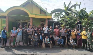 Polisi-dan-TNI-Turun-Bareng-Warga-Kerja-Bakti-di-Desa-Gempol-Klutuk-Tarik