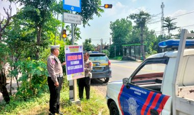 Unit-Lantas-Polsek-Balongbendo-Pasang-Himbauan-di-Jalur-Rawan-Kecelakaan