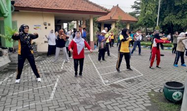 Personel-Polsek-Krian-Ikuti-Senam-SKJ-Bersama-Forkopimka,-Perkuat-Sinergi-dan-Kebugaran-Anggota