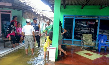 Bhabinkamtibmas-Tanjungsari-Polsek-Taman-Kunjungi-Warga-Terdampak-Banjir,-Salurkan-Bantuan-Sembako-di-Dusun-Dodokan