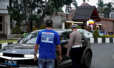 Polresta-Malang-Kota-dan-Aremania-Bagikan-39-Mawar,-Tebar-Pesan-Damai-Jelang-HUT-Arema-FC