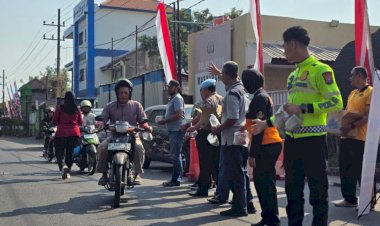 Polsek-Waru-Gelar-Jumat-Berkah,-Bagikan-Ratusan-Paket-Nasi-dan-Air-Minum-untuk-Masyarakat
