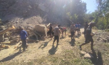 Personel-Polri-Buka-Akses-Jalan-Terdampak-Longsor-Menuju-Dusun-Nitung-di-Palue