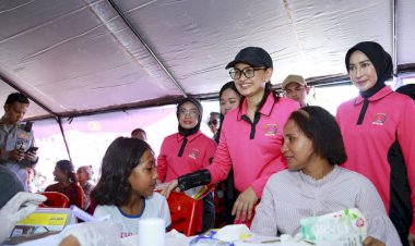 Ketua-Umum-Bhayangkari-Gelar-Bakti-Sosial-dan-Bakti-Kesehatan-bagi-Pengungsi-Gempa-Flores