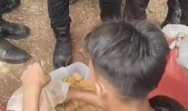 Polisi-Borong-Tahu-Pedagang,-Bagikan-kepada-Warga-di-Tengah-Kegiatan-Penyampaian-Aspirasi