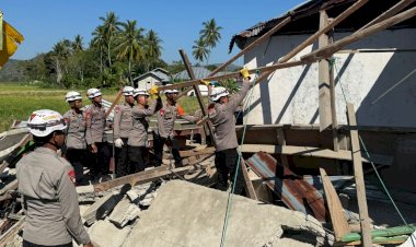 Kehadiran-Brimob-Ringankan-Beban-Warga,-Rumah-Terdampak-Bencana-Dibongkar