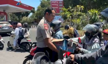 Aksi-Humanis-Polres-Bondowoso,-Berbagi-Air-Minum-Gratis-untuk-Warga-Antre-di-SPBU