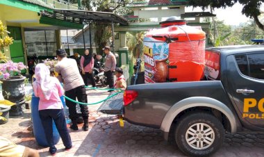 Patroli-Gentong-Polres-Trenggalek-Salurkan-Air-Bersih-untuk-Sekolah-dan-Tempat-Ibadah