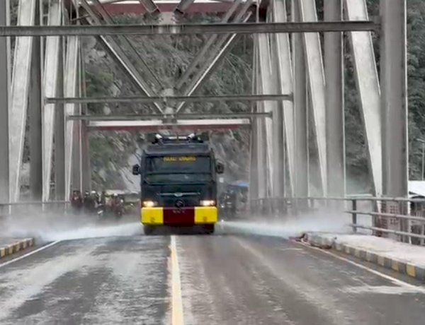 Polres Lumajang Kerahkan Mobil AWC, Bersihkan Sisa Lumpur APG Semeru di Jembatan Besuk Koboan