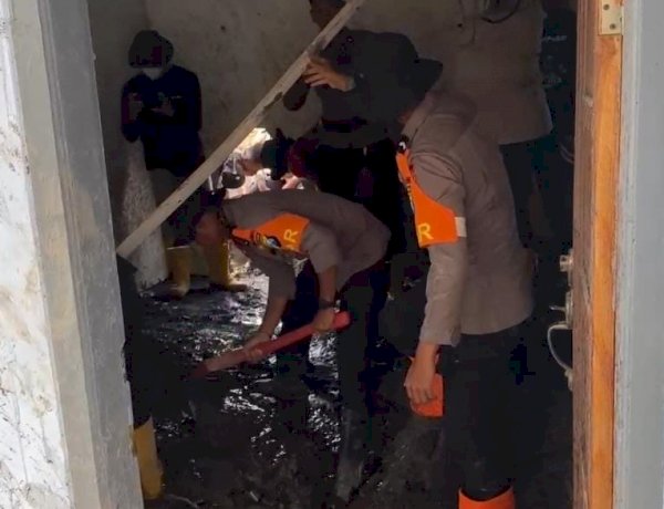 Polisi Bersihkan Rumah Warga Terdampak Erupsi Semeru di Dusun Sumbersari Lumajang