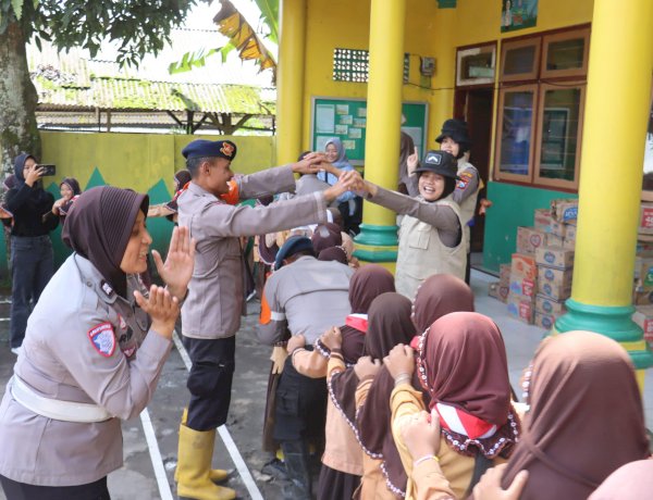 Polisi Gelar Trauma Healing dan Berbagi Snack untuk Pelajar Terdampak Erupsi Gunung Semeru