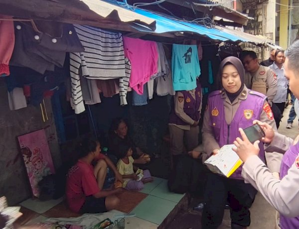 Tim Trauma Healing Polri Bersama Relawan UI Hadir Bersama Warga Pascabanjir di Cilincing