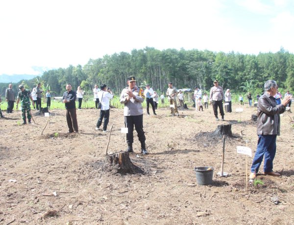 Polres Bondowoso Turut Tanam 1.000 Pohon Gerakan Sedekah Oksigen HPN 2026