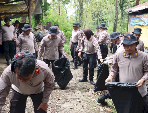 Gerakan Indonesia ASRI Polres Magetan Gelar Korve di Jalur Pendakian Gunung Lawu
