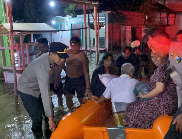 Gerak Cepat Polres Probolinggo Bantu Evakuasi Warga Terdampak Banjir