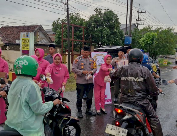 Polsek Balongbendo dan Bhayangkari Bagikan 400 Paket Takjil ke Pengguna Jalan