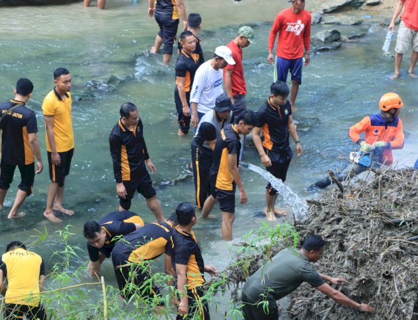 Gerakan Indonesia ASRI : Polres Ngawi Bersihkan Aliran Sungai di Jembatan Purba