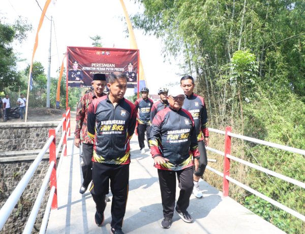 Polres Blitar Kota Resmikan Jembatan Merah Putih Presisi Penghubung Dua Desa
