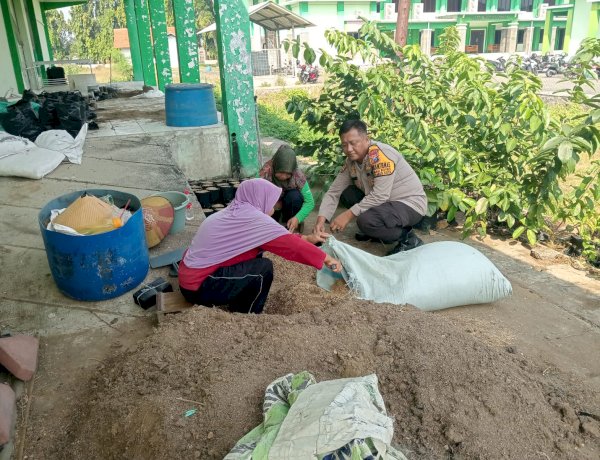 Dukung Ketahanan Pangan, Polsek Sidoarjo Kota Dampingi Petani Rawat Jagung