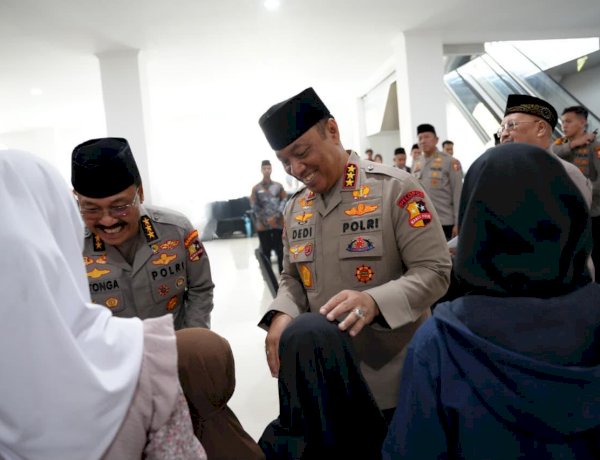 Revitalisasi Masjid Panggilan Sujud, Wakapolri Berbagi Kebahagiaan Bersama Anak-Anak Yatim