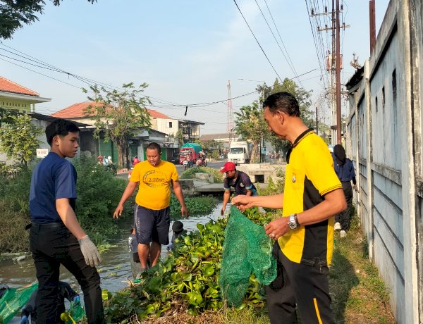 Peduli Kelestarian Lingkungan, Polsek Krian Dukung Aksi Bersih Sungai