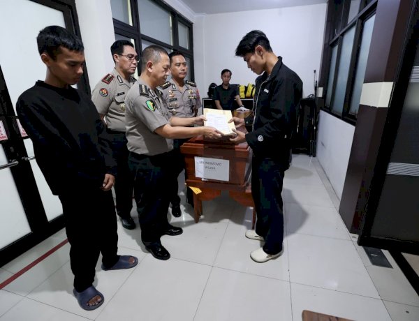 Tim DVI Polda Jatim Serahkan Dua Jenazah Korban KM Mutiara Sentosa II kepada Keluarga