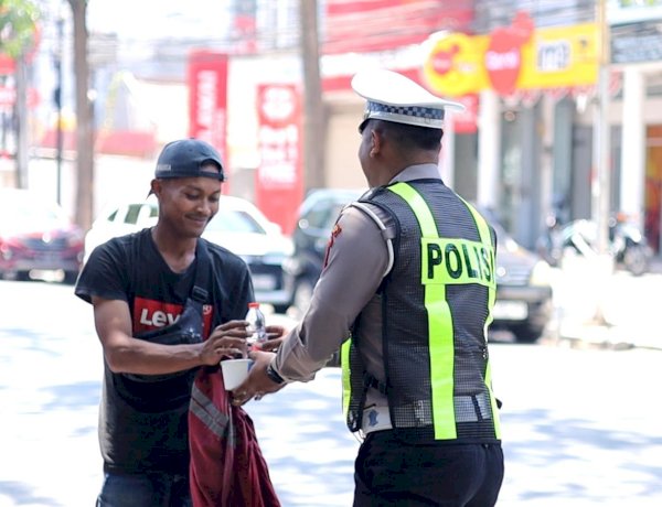 Susuri Jalanan Kota, Satlantas Polres Gresik Tebar Kebaikan Lewat Jumat Berkah Berbagi