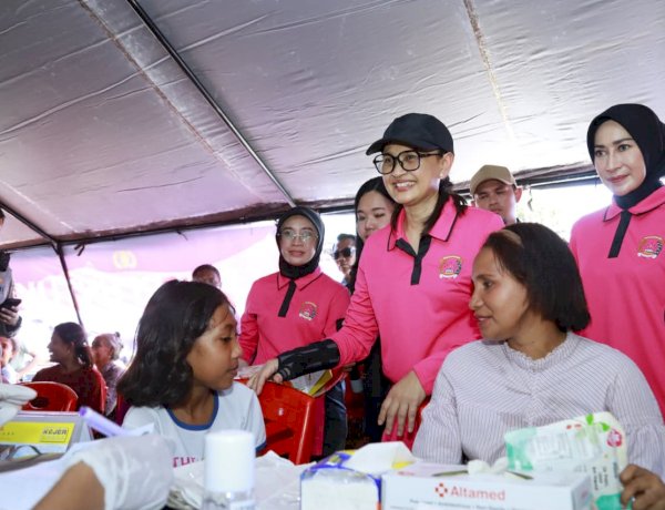 Ketua Umum Bhayangkari Gelar Bakti Sosial dan Bakti Kesehatan bagi Pengungsi Gempa Flores