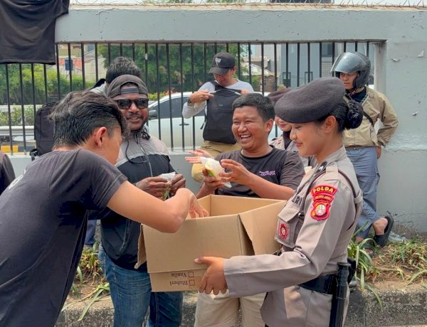 Polwan Sapa Pejuang Aspirasi, Bagikan Makanan dan Minuman di DPR