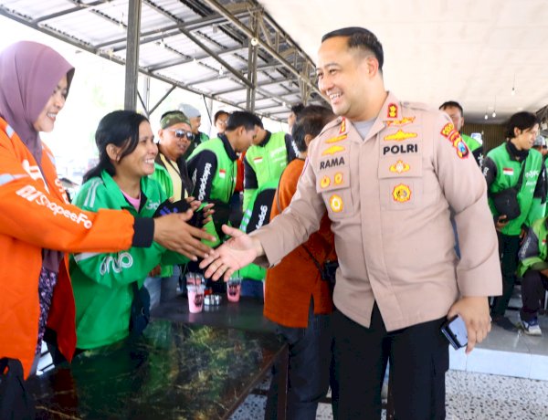 Bangun Sinergi, Kapolres Gresik Gelar Dialog Interaktif dan Bagi Bansos ke Driver Ojol