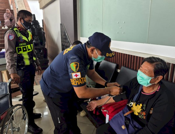Polresta Bandara Soetta Beri Layanan Kesehatan dan Masker Gratis untuk Penumpang Pesawat yang Tertunda Akibat Erupsi Anak Krakatau