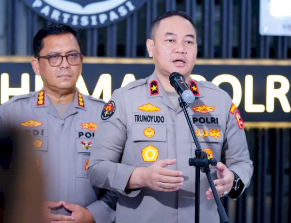 Perkuat Operasi SAR, Polri Evakuasi Dua Jenazah KM Virgo dengan Helikopter