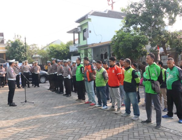 Sambut Hari Lalu Lintas Bhayangkara ke-71,Polres Mojokerto Berbagi Sembako Hingga SIM Gratis untuk Driver Ojol