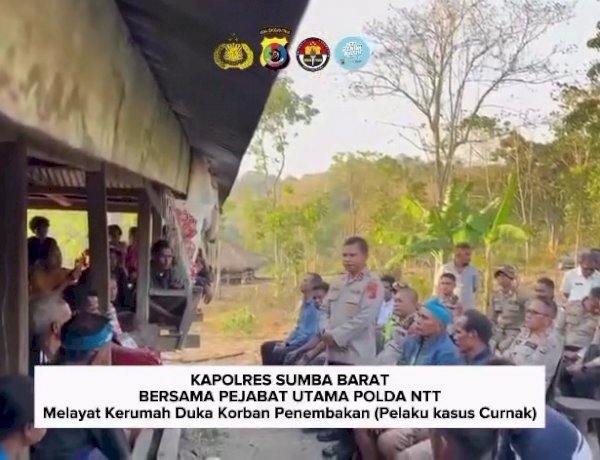 Sampaikan Duka Cita yang Mendalam, PJU Polda NTT Bersama Kapolres Sumba Barat Melayat ke Rumah Duka Korban Penembakan (Pelaku Curnak)