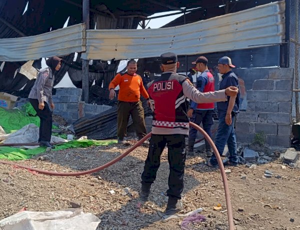 Polsek Krian Gerak Cepat Tangani Kebakaran Gudang Rongsokan di Barengkrajan