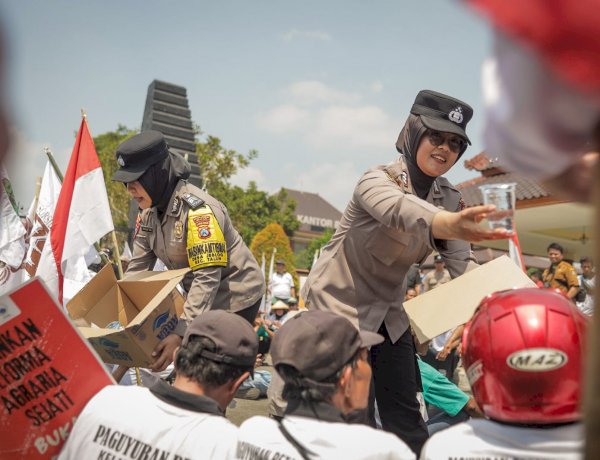 Polwan Polres Blitar Berikan Pelayanan Humanis, Berbagi Air hingga Bersihkan Sampah Bersama Massa Aksi
