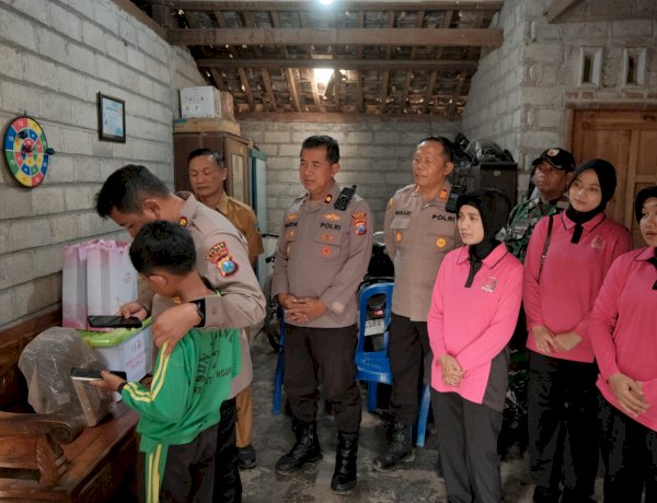 Polres Kediri Sambangi Marfel, Bocah Kelas 5 SD yang Berjuang Rawat Ibunya