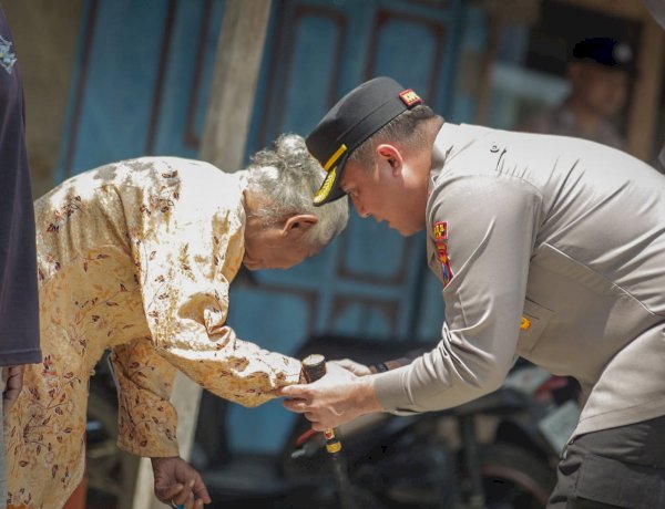 Polres Blitar Salurkan Bantuan Air Bersih dan Sembako bagi Warga Terdampak Kekeringan