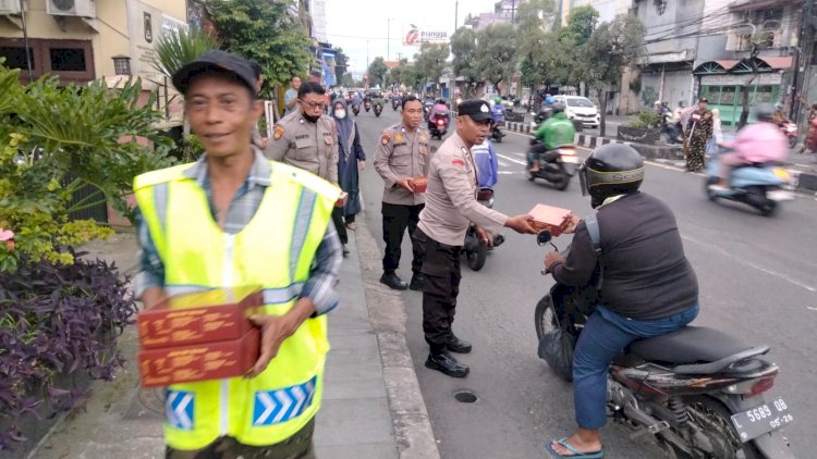 Polsek-Gedangan-Tebar-Kebaikan,-Bagikan-Takjil-untuk-Masyarakat