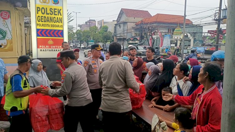 Polsek-Gedangan-Bagikan-Takjil-ke-Masyarakat-dan-Pengendara