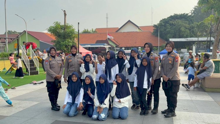 Aksi-Humanis-Polwan-Polresta-Sidoarjo-Amankan-Car-Free-Day