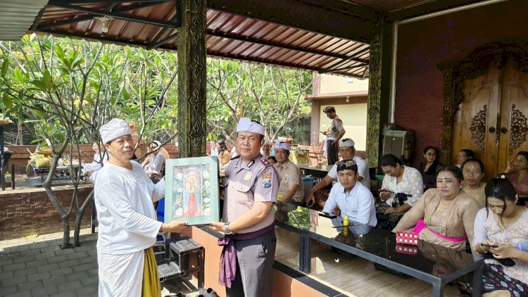 Sidoarjo-Akrab-Seiman--Umat-Hindu-Polresta-Sidoarjo-Gelar-Persembahyangan-Hari-Suci-Saraswati,-Perkuat-Kerukunan-dan-Kebersamaan
