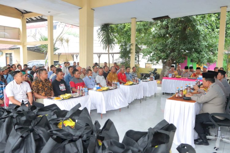 Polres Mojokerto Peduli, Berbagi Sembako di Jum'at Curhat