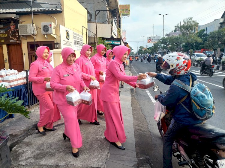 Polsek Gedangan dan Bhayangkari Bagikan Takjil Gratis untuk Pengguna Jalan di Bulan Suci Ramadan