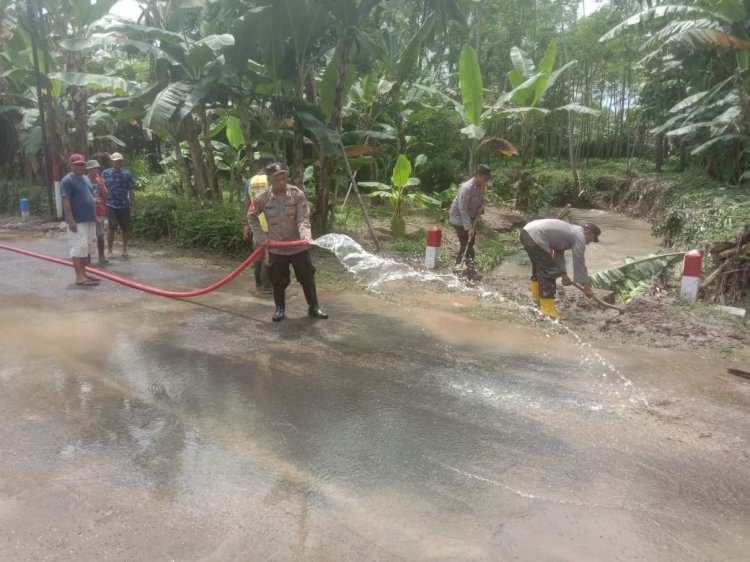 Polres Malang dan Tim Gabungan Gerak Cepat Tangani Banjir Warga Diminta Tetap Waspada