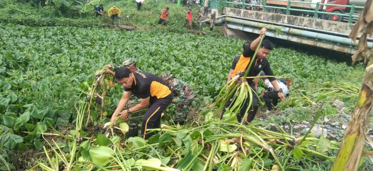 Forkopimka Sidoarjo Kota Bersihkan Sampah dan Enceng Gondok di Sungai Gebang