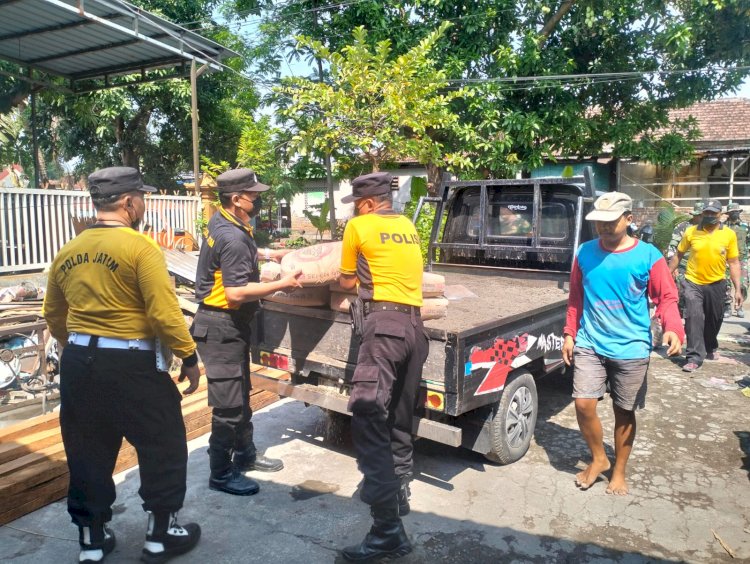 Sinergitas TNI-Polri, Turun Bareng Renovasi Rumah Warga di Sedenganmijen Krian