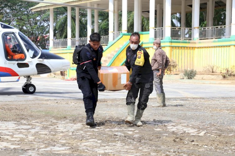 Helikopter AW169 Polri Distribusikan 348 Kg Logistik Kemanusiaan untuk Korban Bencana di Aceh Tamiang
