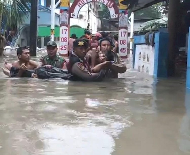 Polri Bergerak Tangani Banjir Cakung Kerahkan 132 Personel Perahu Taktis Kendaraan 4x4 dan Dapur Lapangan Brimob