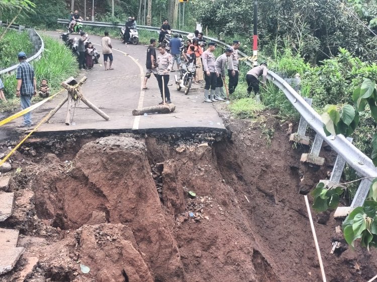Polres Probolinggo Beri Bantuan Pipa Air Bersih Pascalongsor di Lumbang